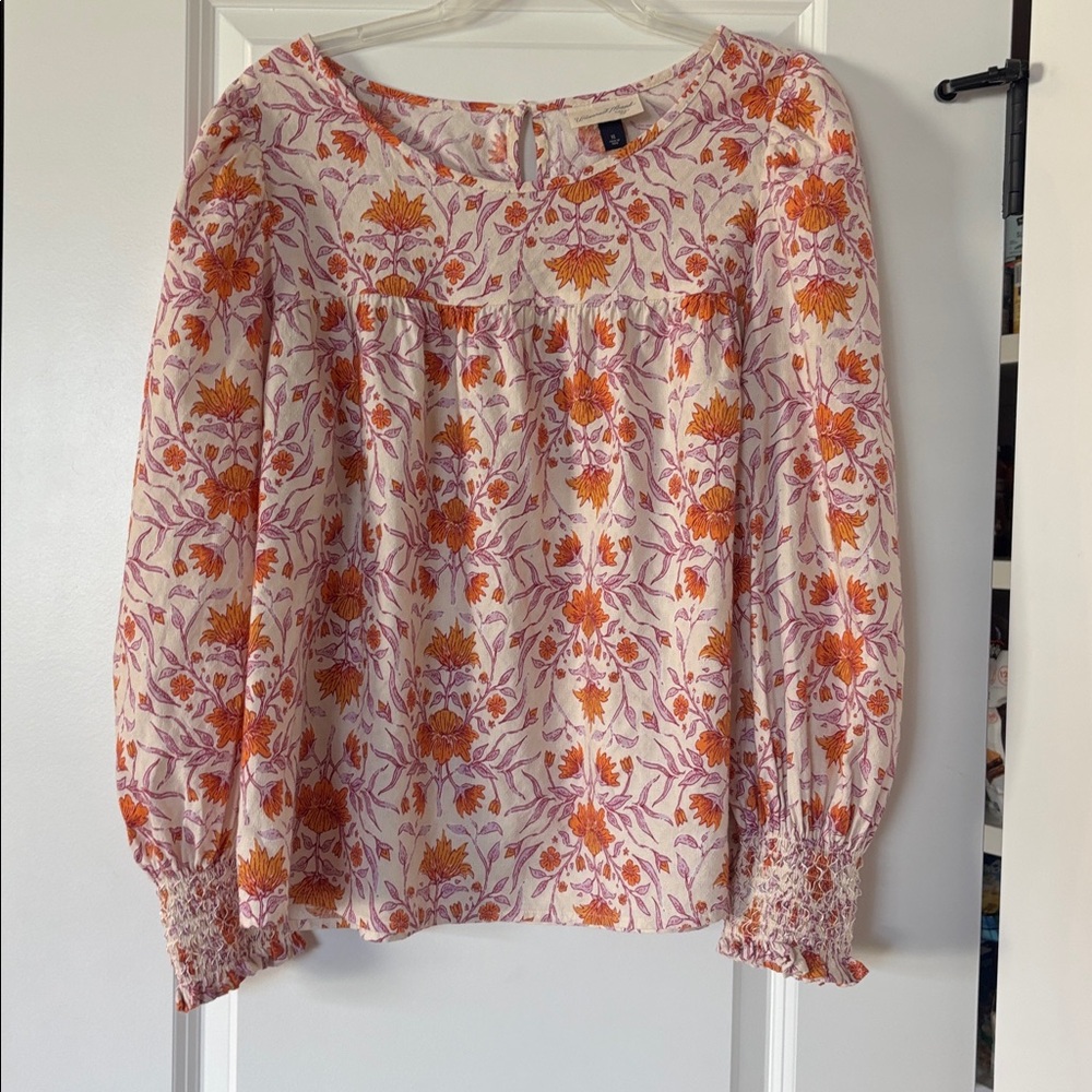 Universal Thread Floral Top with Orange and Purple EUC 
Very pretty floral